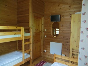 Zweites Schlafzimmer mit Stockbett und Einzelbett